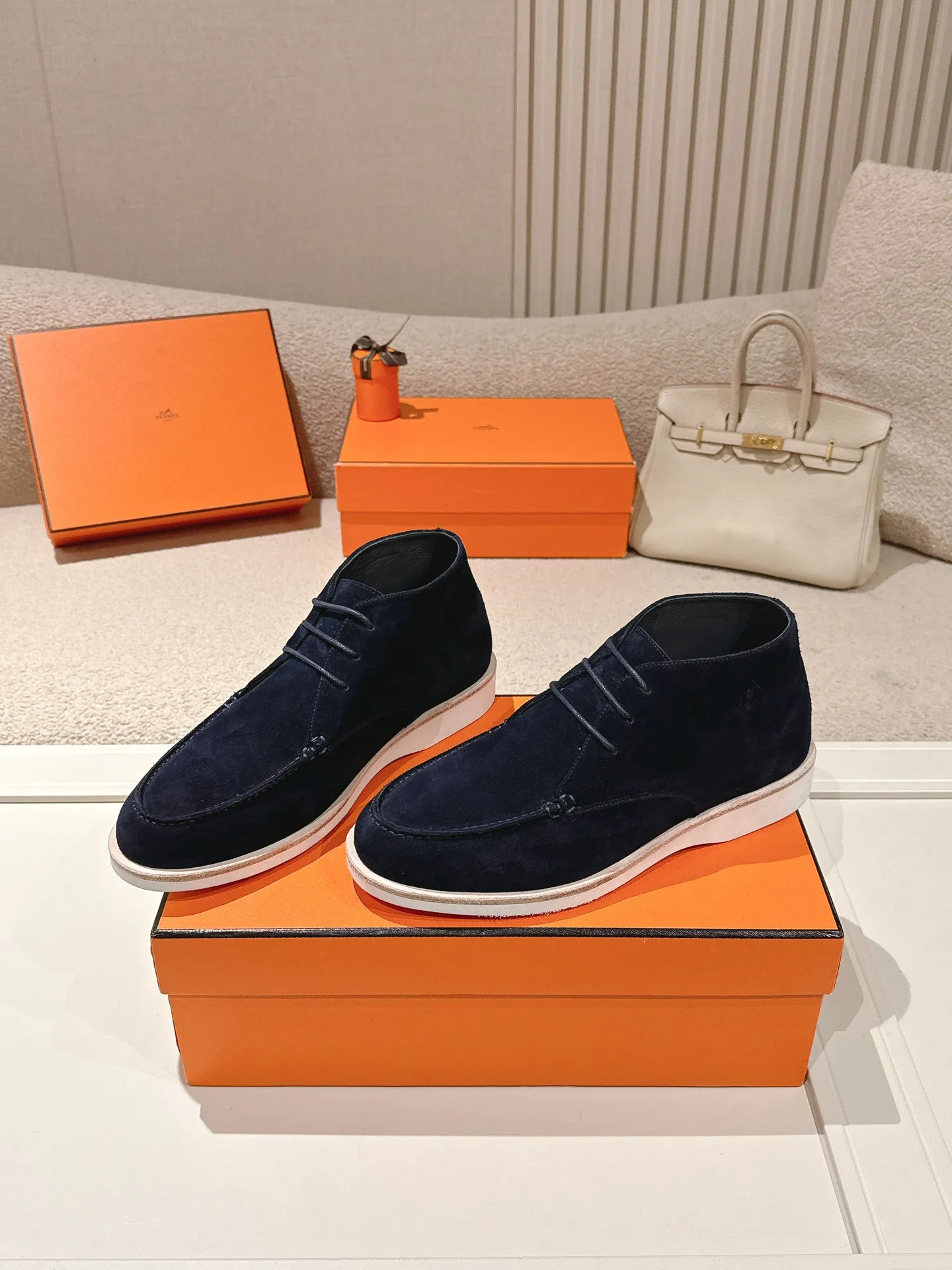 Men's Men's Shoes 660💰 Hermes men's size #26ss calfskin derby shoes, decorated with signature "H Diamant" details for a stylish and casual style. Fabric: Cow suede Lining: Mixed sheep lining Outsole: Genuine leather welt + original TPU Bottom thickness: 3CM Code number: 39-45 (customized at 46.47)